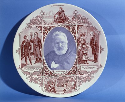 Piatto commemorativo che celebra la vita di Victor Hugo, realizzato alla ceramica di Sarreguemines, c.1884-85 da French School